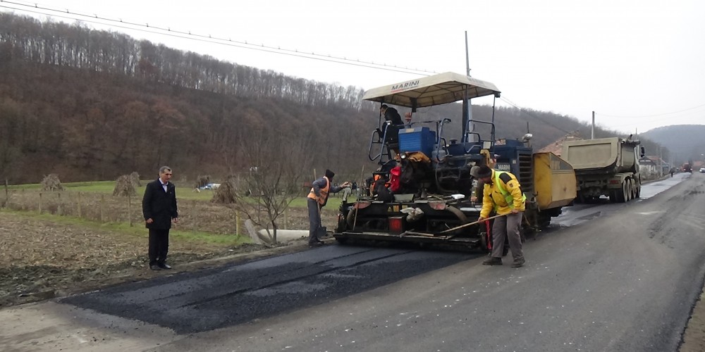 S-a turnat ultimul strat de asfalt în cadrul proeictului european de modernizare a străzilor din Dej