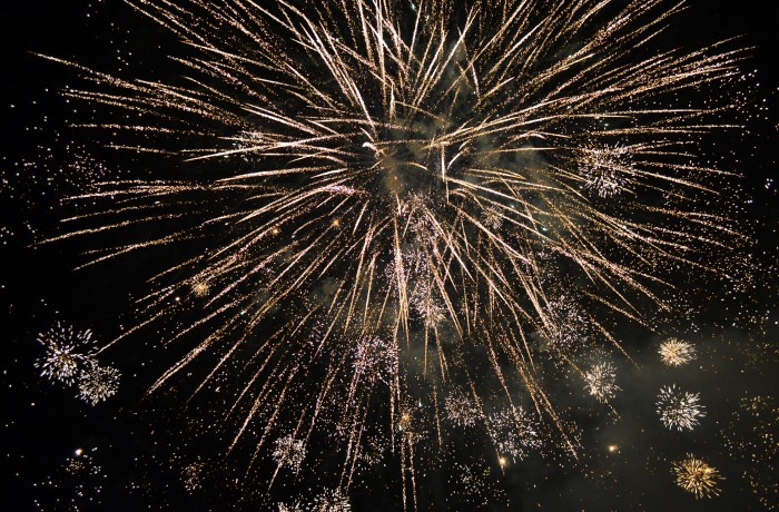 Anul Nou întâmpinat în Piaţa Bobâlna cu foc de artificii