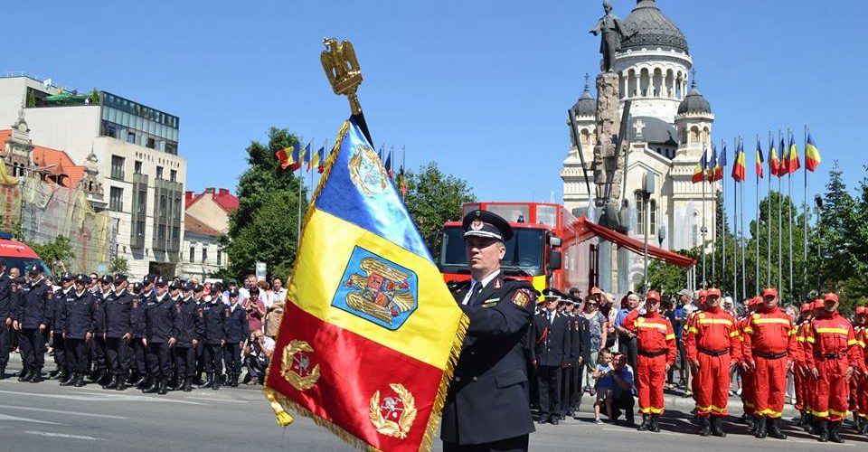 Pompierii clujeni au primit drapelul de luptă