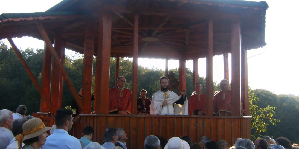 Pelerinaj și oficierea Sfântului Maslu pe Dealul Bacăului