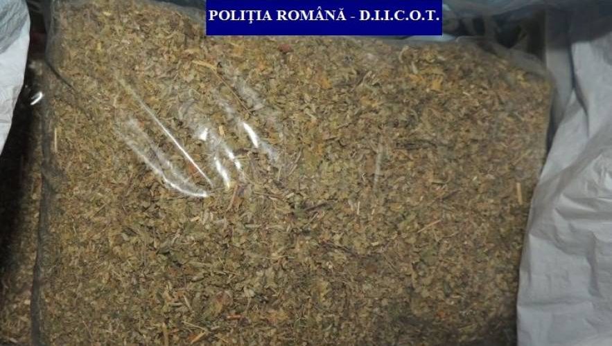 Arme şi droguri confiscate de poliţişti