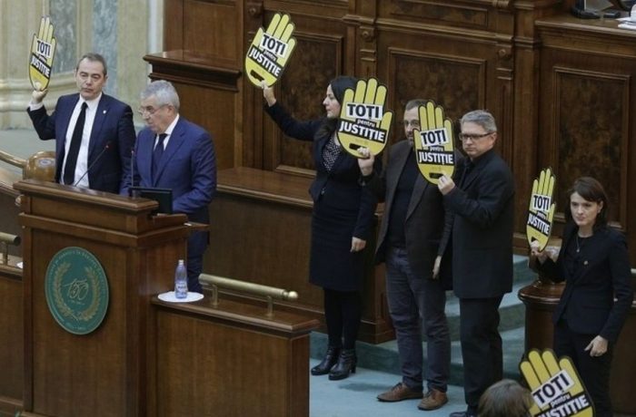 Certuri, proteste și suspendări. Legea statutului magistraților a trecut de Senat.