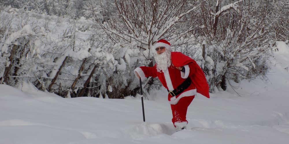 Moș Crăciun, cu plete dalbe, a ajuns la copiii din Strâmbu și Jichișul de Jos
