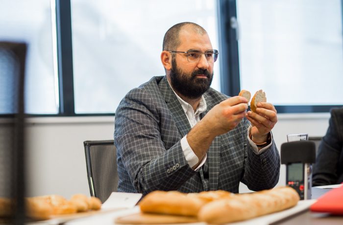Chef  Adrian Hădean promovează campania „Nu arunca pâinea”