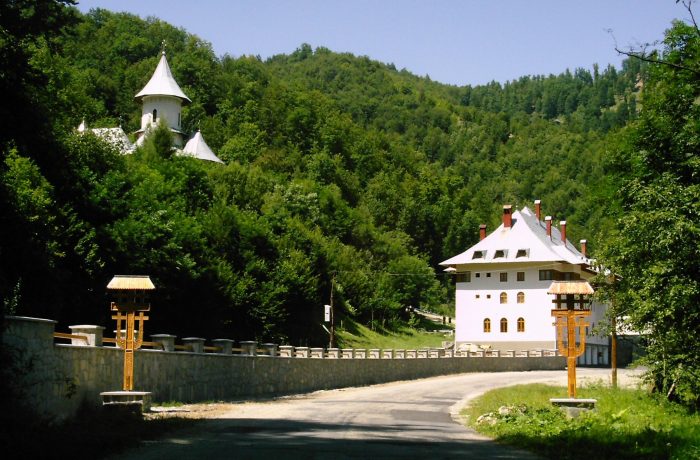 De văzut: Mănăstirea Rebra-Parva