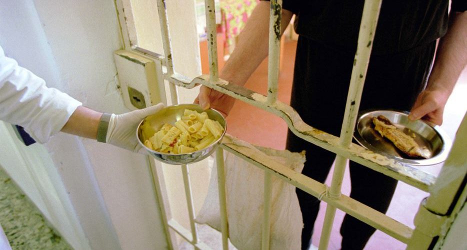 Mai mulți bani pentru „normele de hrană” ale deținuților