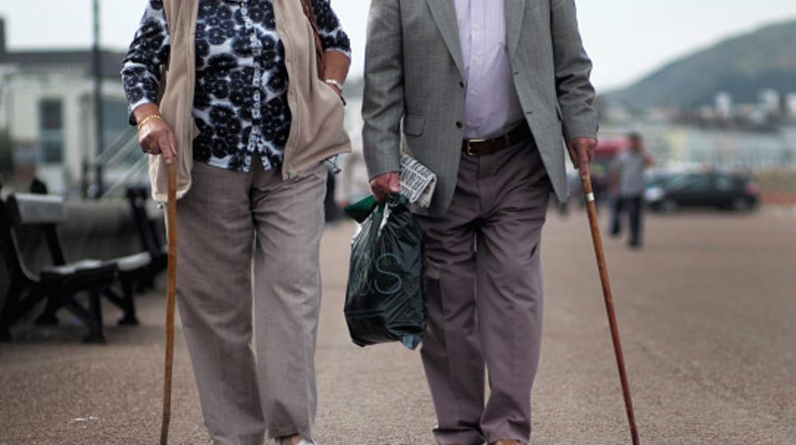 O nouă ordonanță ar putea modifica orarul stabilit pentru ieșirea vârstnicilor din casă