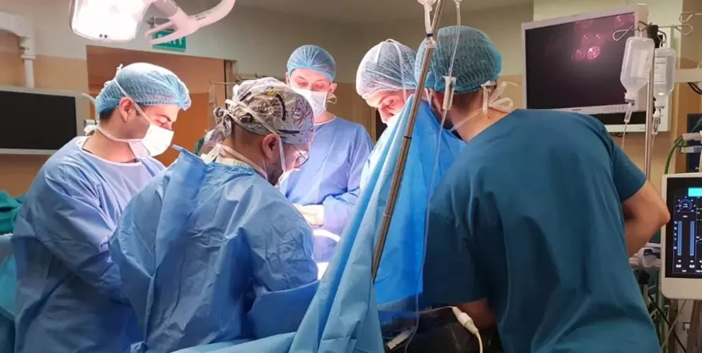 Un bărbat de 77 de ani, aflat în moarte cerebrală, a devenit salvator pentru alte vieți. Rinichii au ajuns la Institutul Clinic de Urologie şi Transplant Renal Cluj