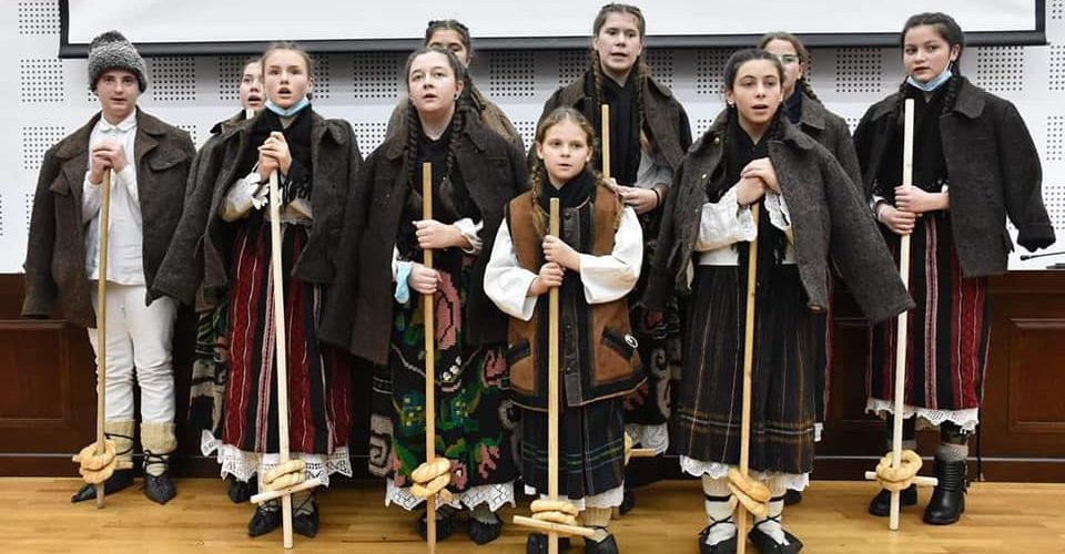 Elevii din Grupul ”Olpretul”, din Bobâlna, prezenți la Festivalului-Centenar de colinde și tradiții de Crăciun „Episcop Nicolae Ivan”  din Cluj-Napoca