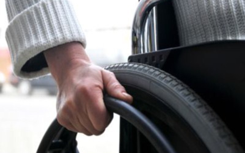 Persoanele cu dizabilităţi vor primi mai mulţi bani de la stat