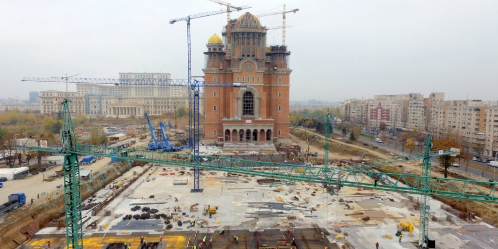 Sfințirea Catedralei Neamului: Credincioșii aduși cu autocarele vor sta afară, personalitățile și sponsorii la agapă de 5 stele!