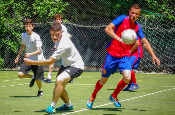 Guvernul face educație cu  vouchere pentru adidași și costum de trening!