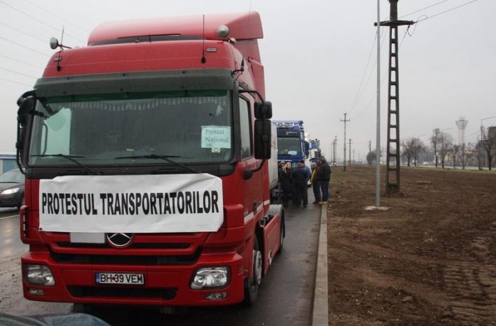 Transportatorii din toată țara protestează astăzi în fața Guvernului