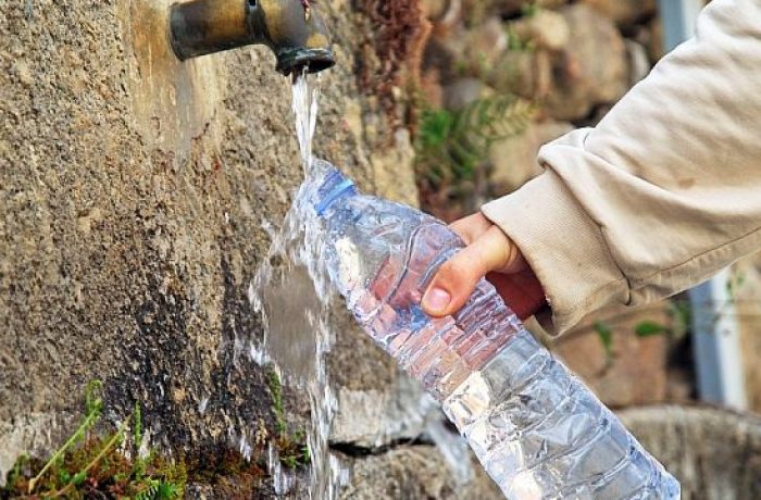 Guvernul  vrea să introducă accize pentru apa de masă și de fântână