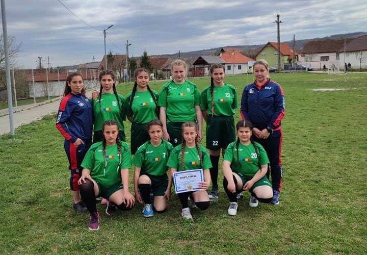 Echipa de oină-fete a Şcolii Gimnaziale Căşeiu, calificată la faza națională a Olimpiadei Naționale a Sportului Școlar